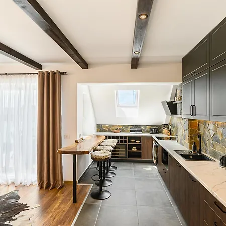 Mountain & Sunset View - Bathtub - Underground Parking Apartment *